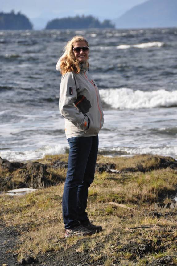 Caminhando na praia em Ketchikan, no sudeste do Alaska